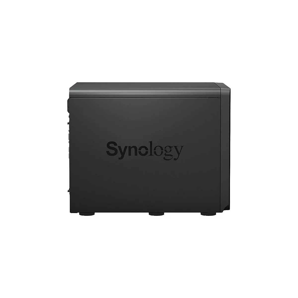 Appareil NAS Synology noir. L'inscription Synology est représentée sur le devant.