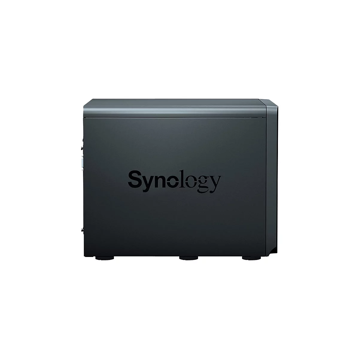 Schwarzes Synology NAS-Gerät. Der Schriftzug 'Synology' ist auf der Front des Geräts sichtbar.