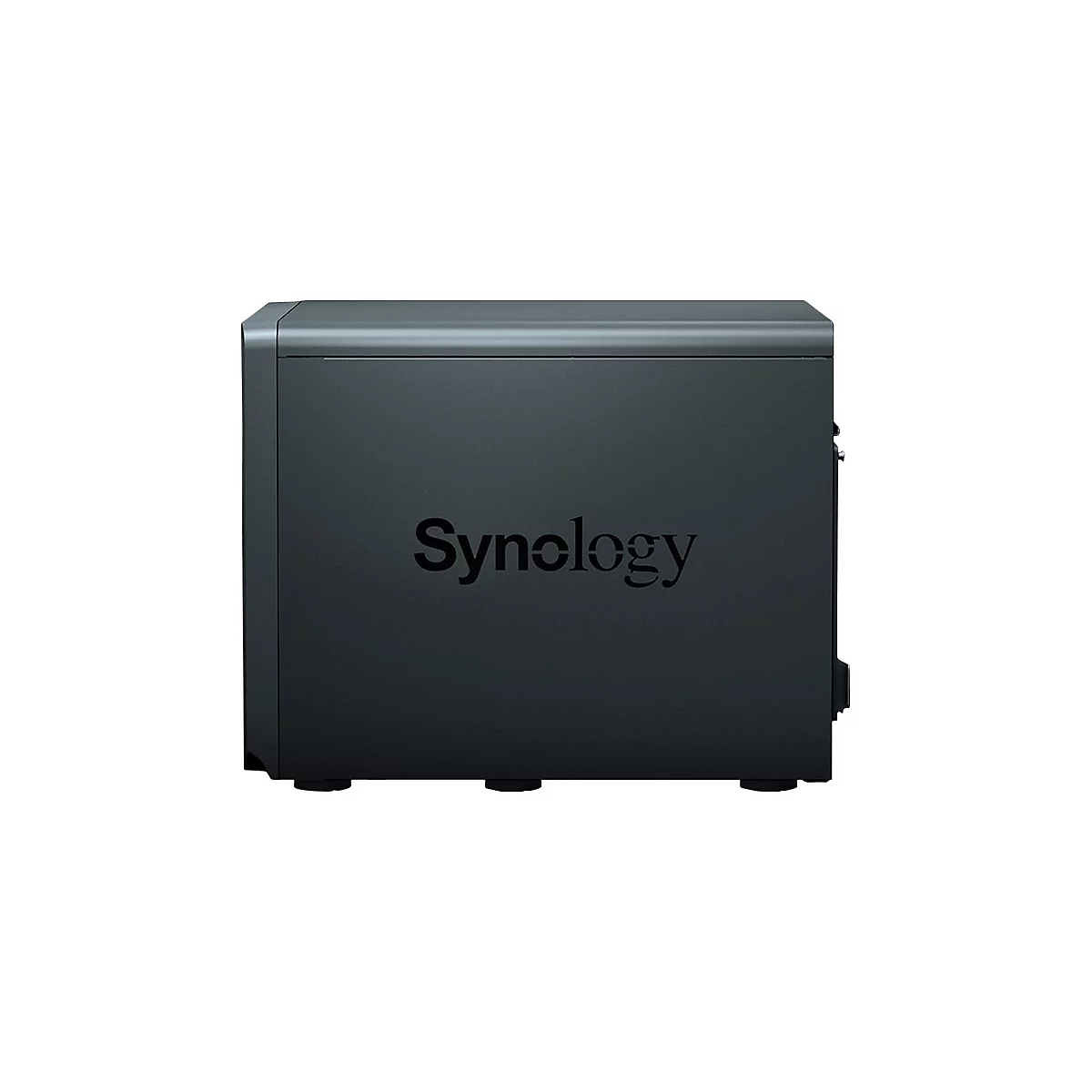 Ein schwarzes NAS-Gerät von Synology. Der Schriftzug "Synology" ist groß auf der Vorderseite zu sehen.