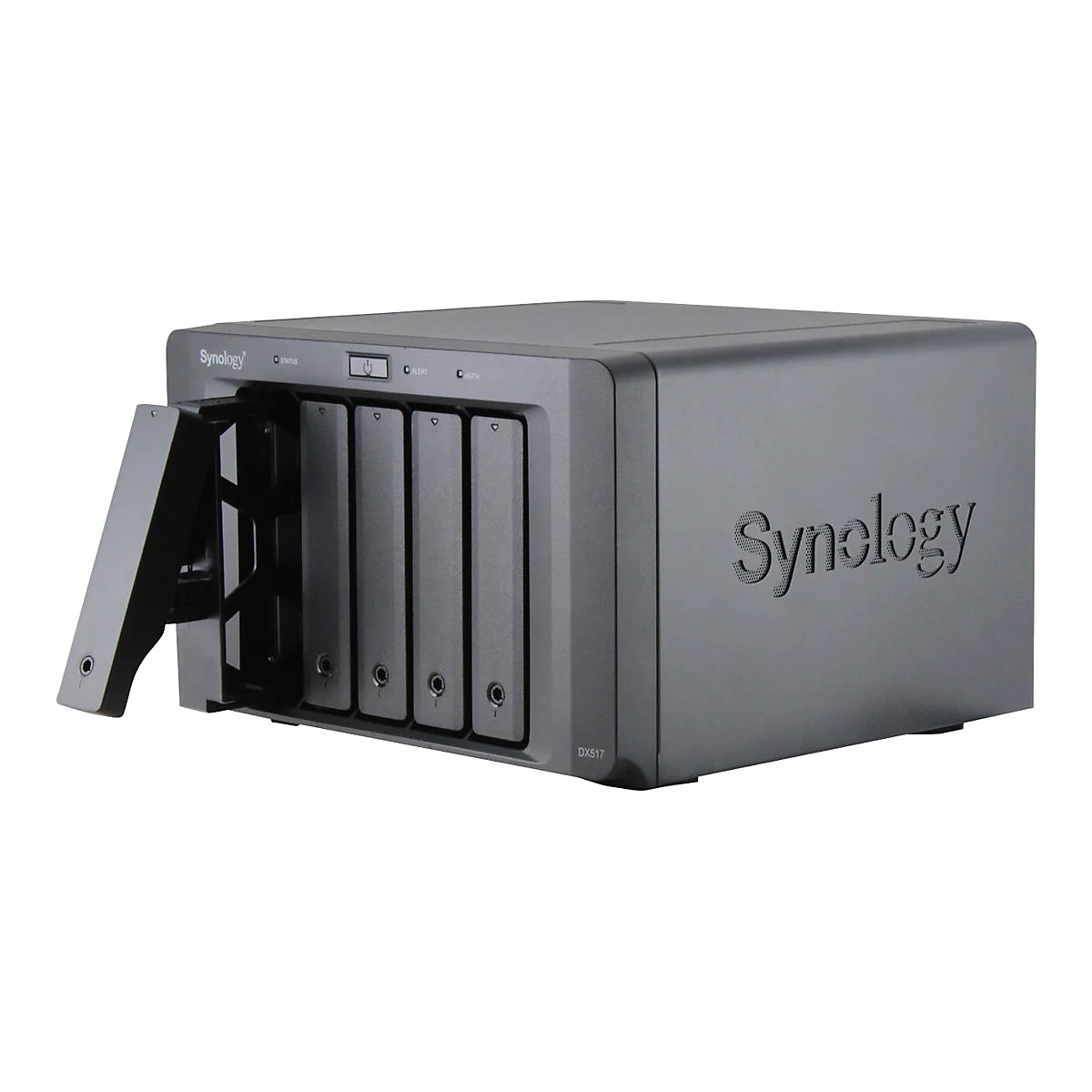 Serveur NAS gris avec une porte ouverte, à côté le logo Synology. Le serveur possède plusieurs emplacements pour disques durs.
