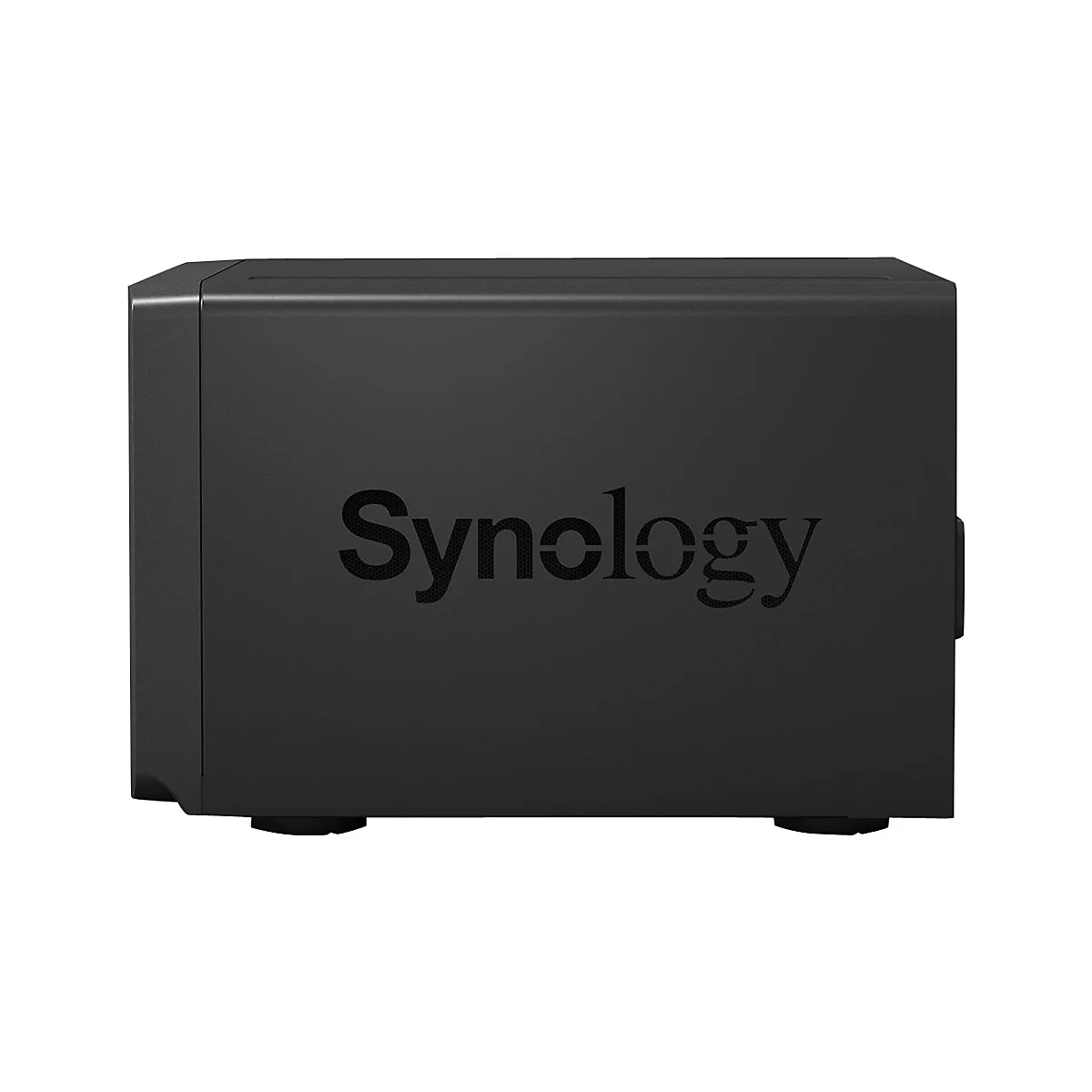 Appareil NAS noir avec lettrage 'Synology'. Boîtier en forme de cube, sur fond noir.