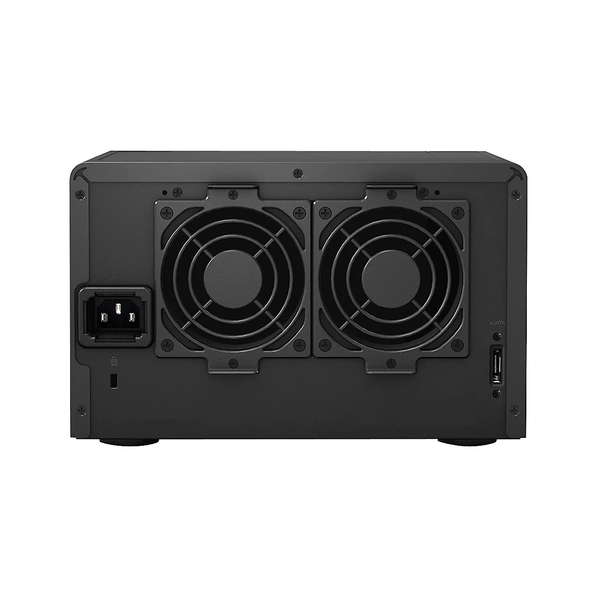 Schwarzes NAS-Gerät von hinten, mit Lüftern und Anschlüssen. Aufschrift: AC IN, SATA.