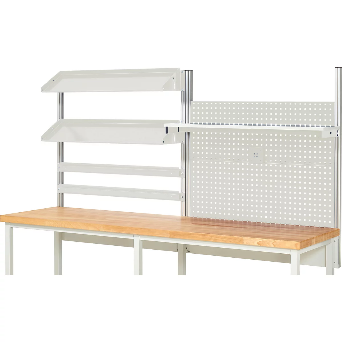 Un système d'établi avec plateau en bois, cadre blanc et panneau perforé. Éclairage et étagères sont présents.