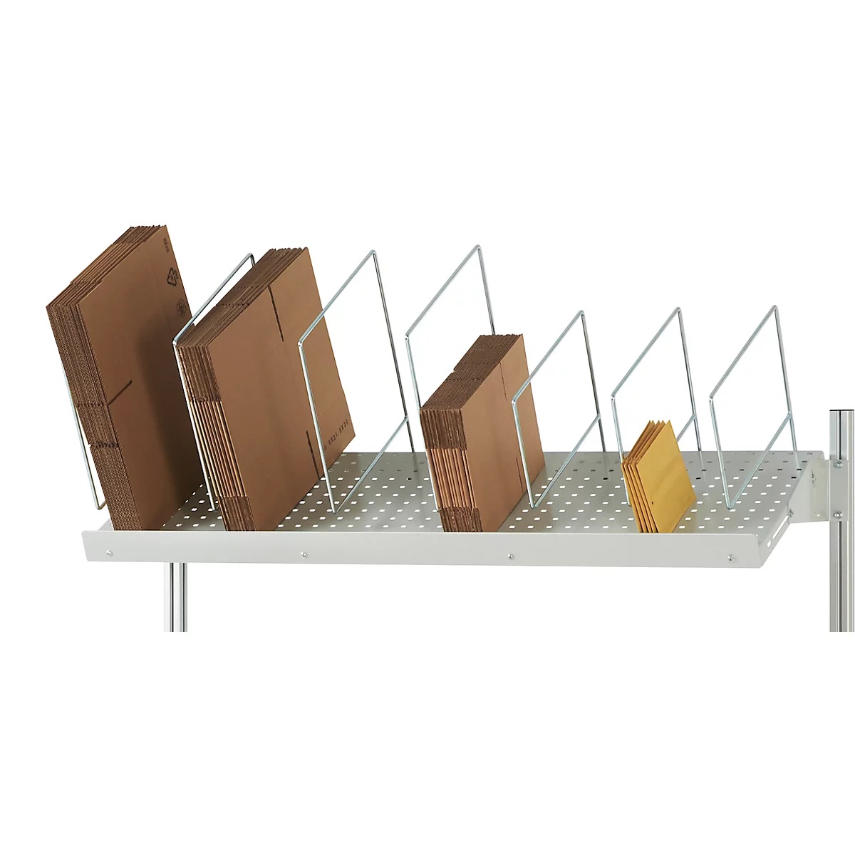 Une étagère métallique contenant du carton de différentes tailles. Le carton est maintenu en place par des supports métalliques.