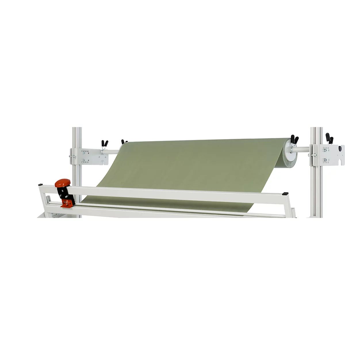 Un rouleau de tissu gris est déroulé dans un appareil. Le support est blanc, avec des accents noirs et rouges.