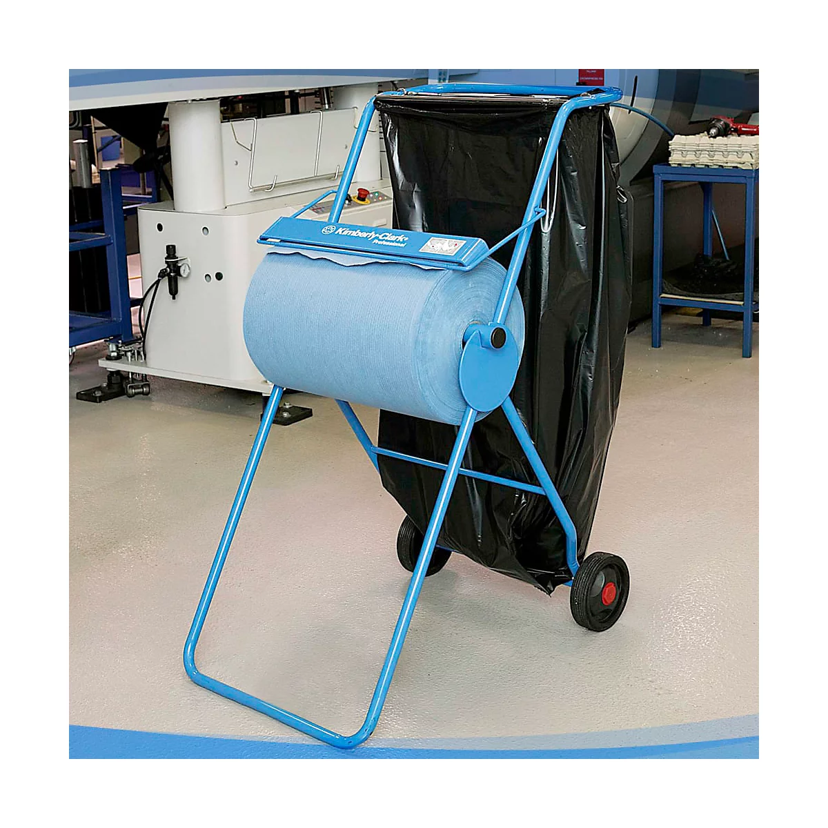 Chariot de nettoyage bleu avec rouleau de papier, à côté d'un sac noir. Impression : Kimberly-Clark.