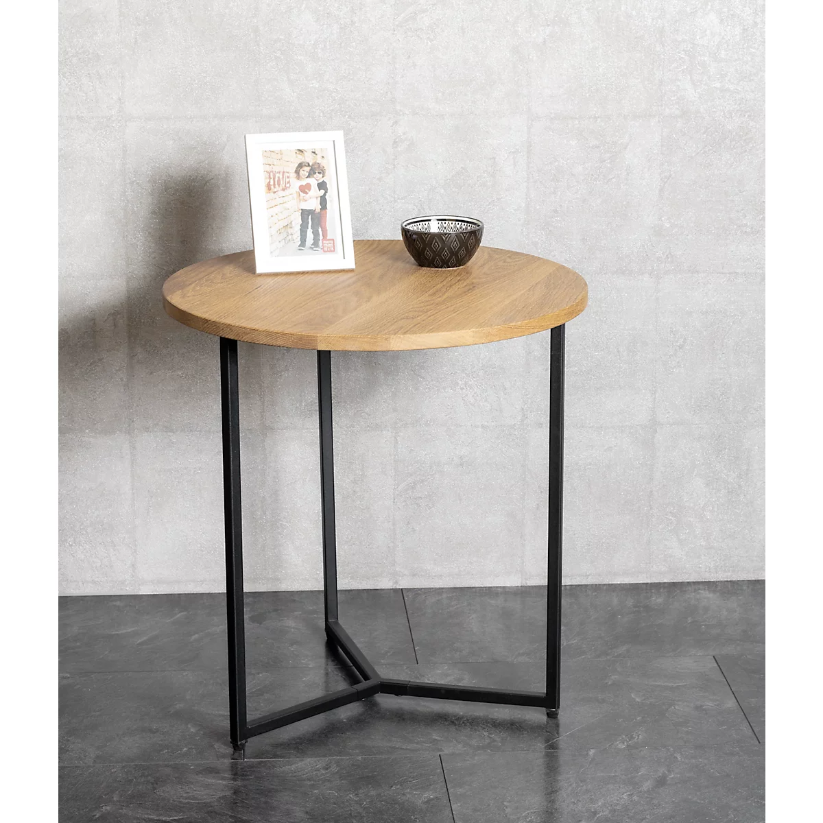 Table d'appoint ronde avec plateau en bois et pieds en métal noir.