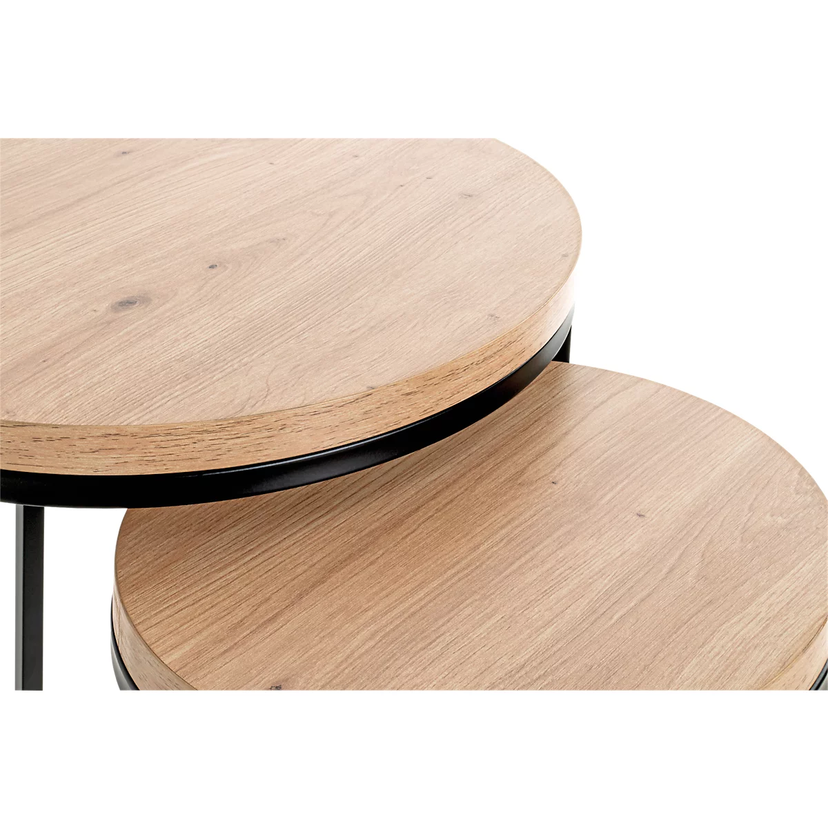 Deux tables d'appoint rondes avec plateaux en bois, cadres et pieds noirs. La table du dessus chevauche celle du dessous.
