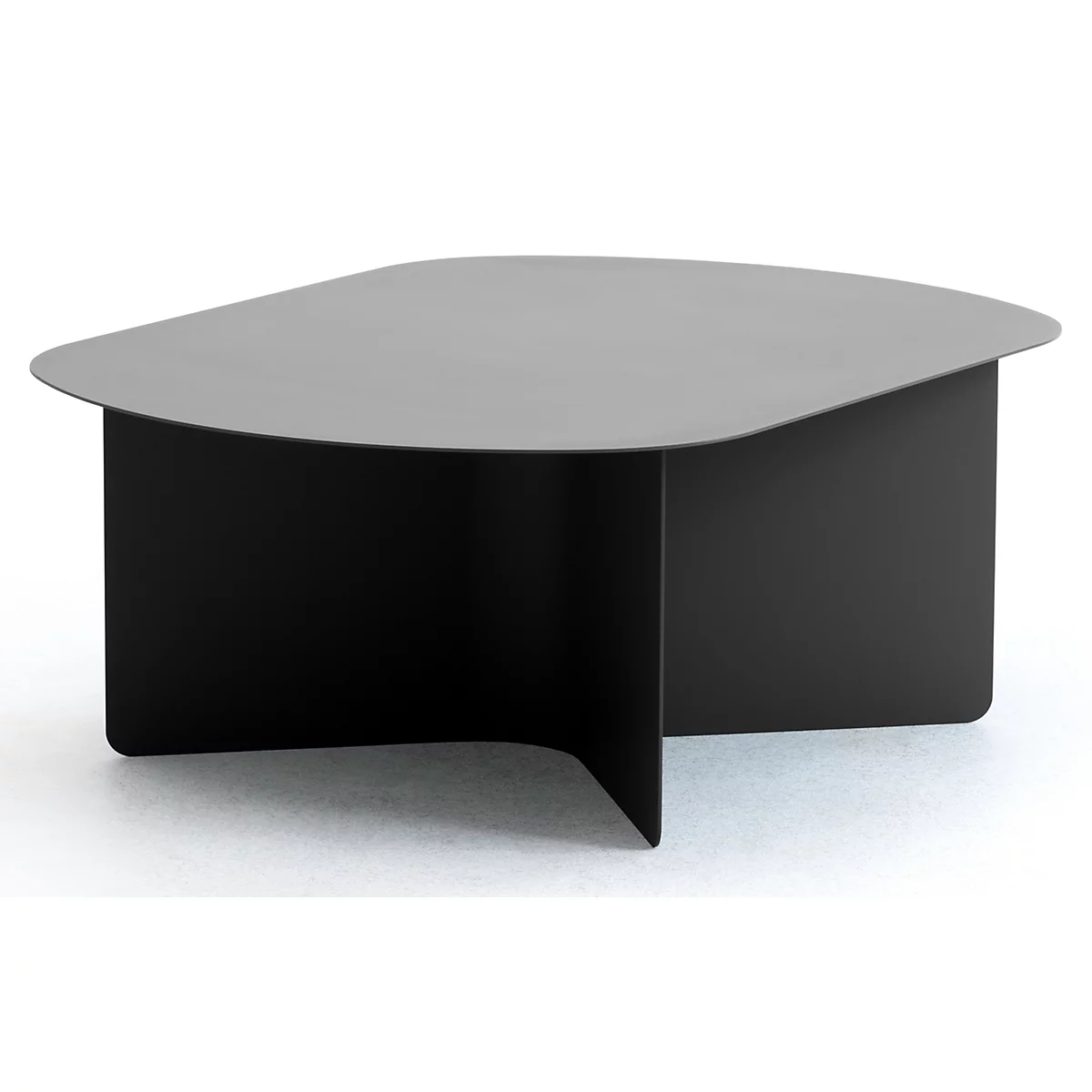 Table basse en métal noir à la forme organique et au pied en croix sur fond blanc.