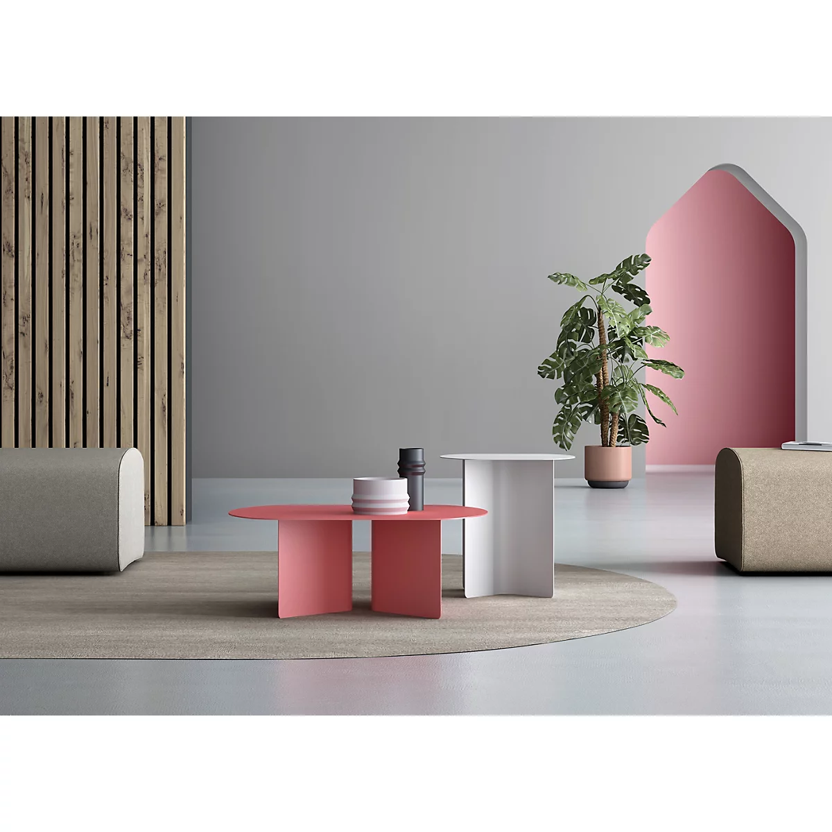 Deux tables basses modernes et minimalistes en rose et blanc dans un salon élégant avec un mur en lattes de bois.