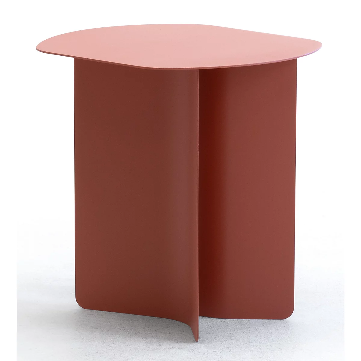 Une table d'appoint moderne de couleur terre cuite avec un plateau incurvé et une base en croix.