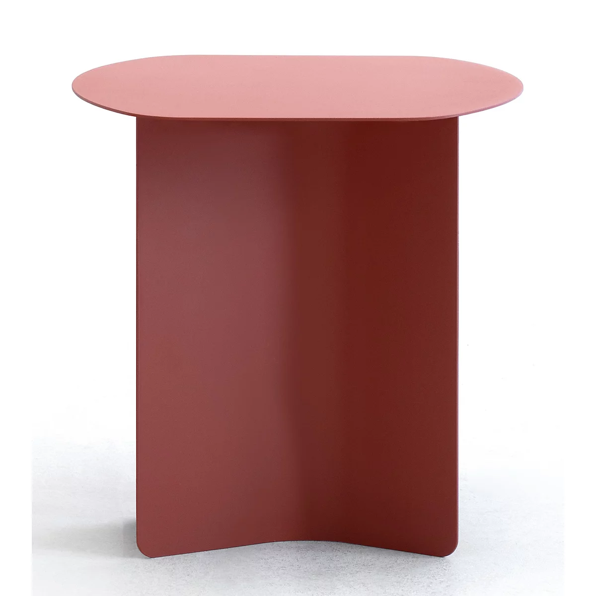 Table d'appoint minimaliste rouge rouille avec plateau ovale et base incurvée sur fond blanc.