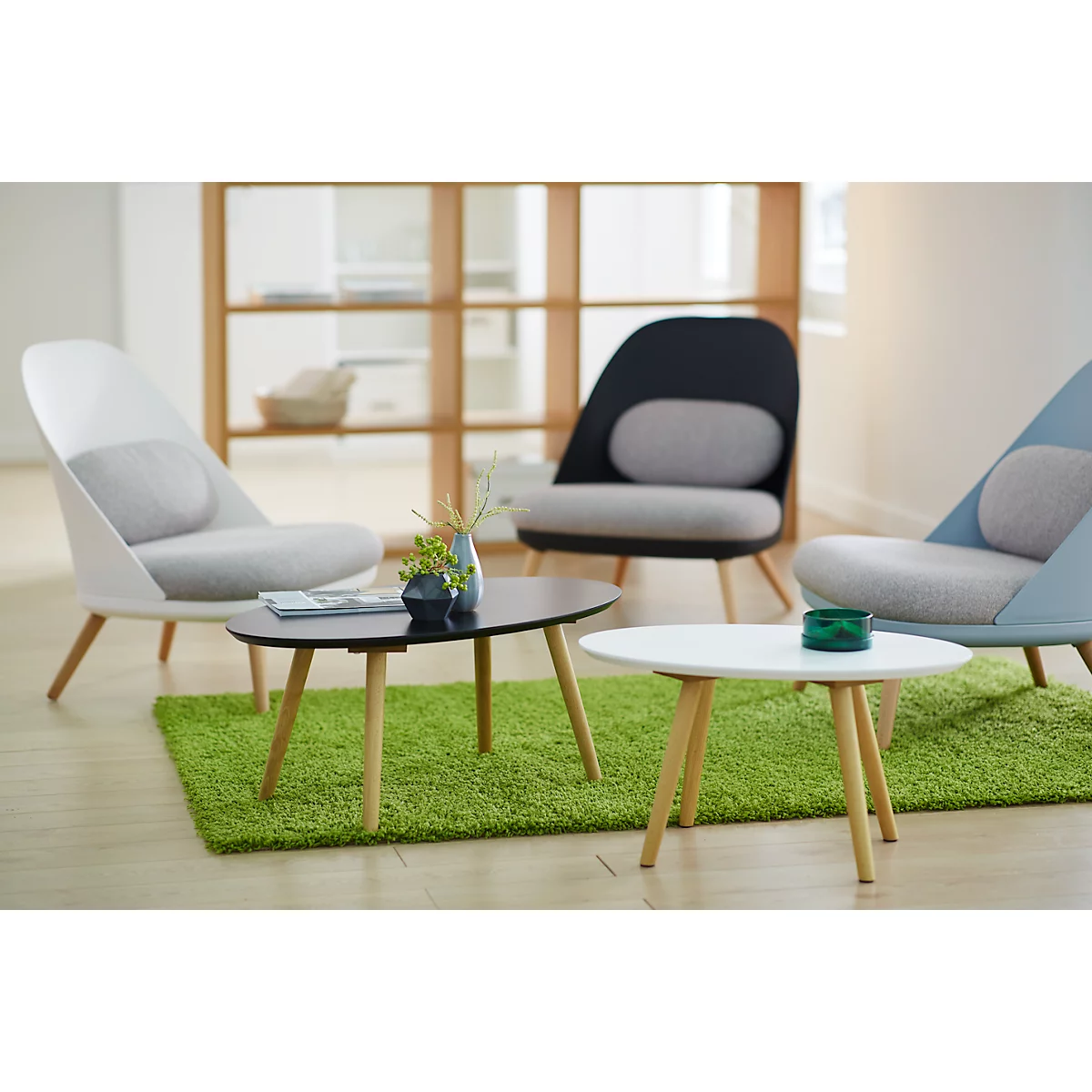 Table d'appoint SCANDI, ovale, cadre à 4 pieds en bois massif, L 850 x P 500 x H 350 mm, noir/hêtre