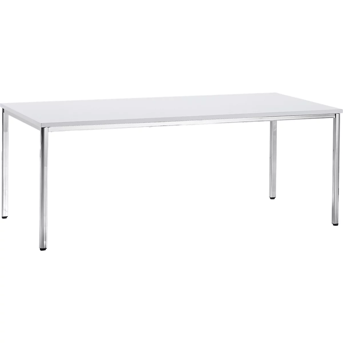 Table blanche avec pieds chromés. Plateau de table rectangulaire. Sur fond blanc.