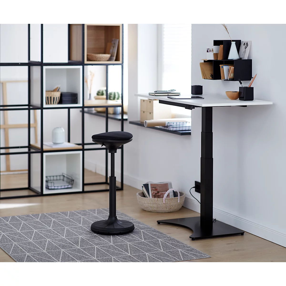 Table Home Office, réglable en hauteur électriquement, rectangulaire, sur pied en croix, L 1150 x P 550 x H 640-1100 mm, blanc/noir + panneau de commande à mémoires