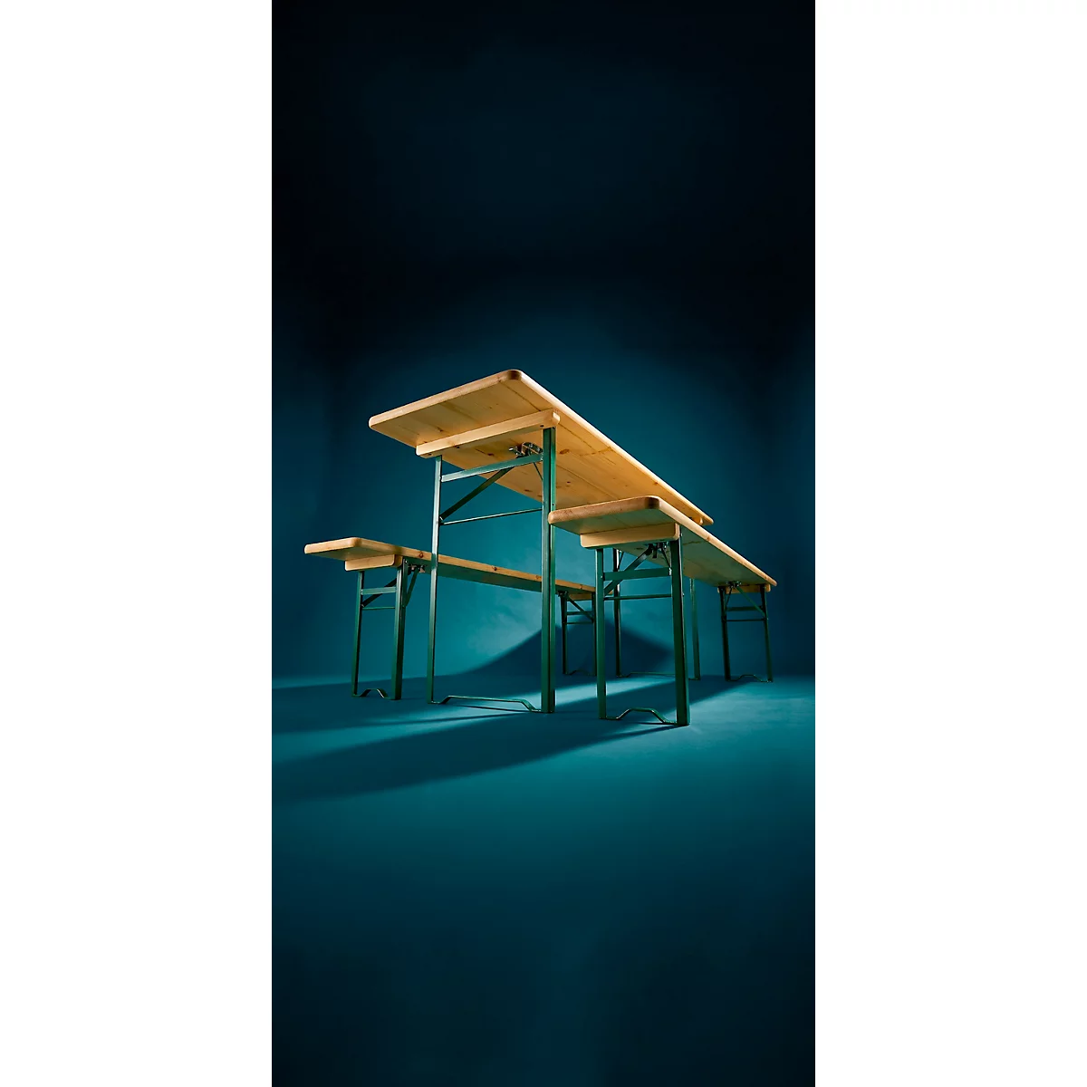 Ensemble table et bancs de brasserie en bois avec structure en métal vert sur fond bleu sombre.