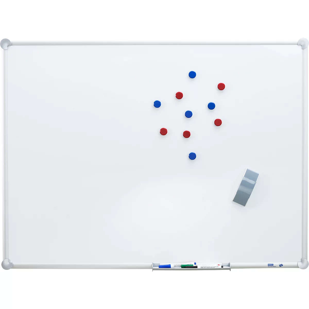 Un tableau blanc avec des aimants rouges et bleus, une éponge et des marqueurs en bas.
