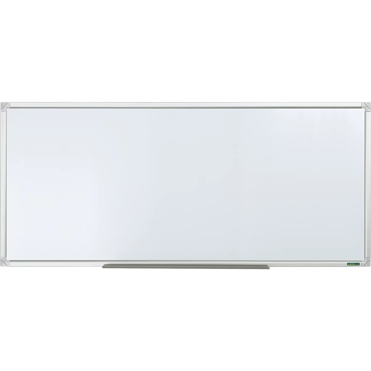 Tableau blanc rectangulaire au format paysage avec cadre en aluminium argenté et porte-accessoires.