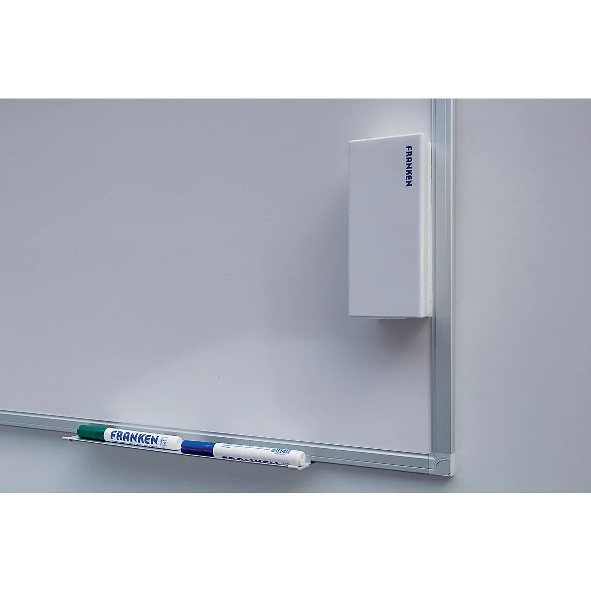 Tableau blanc Franken X-tra!Line, montage mural en format vertical &amp; horizontal, acier laqué blanc &amp; cadre en aluminium, magnétique, bac de rangement, L 1200 x H 1200 mm