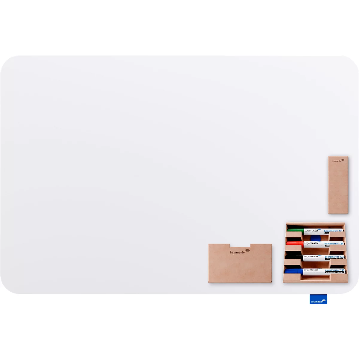 Tableau blanc avec des porte-stylos marron. Divers stylos de couleur sont visibles dans les supports.