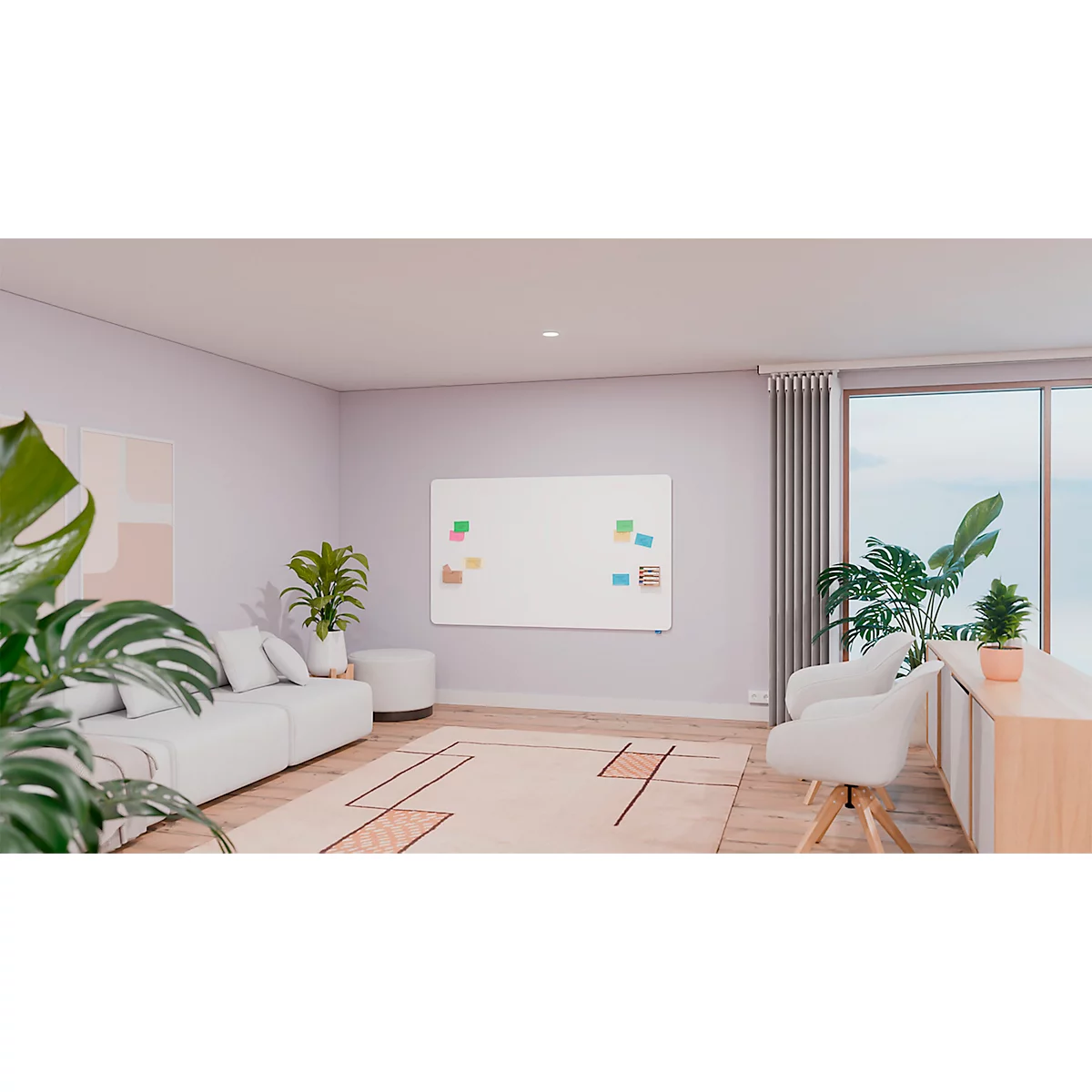 Salon avec canapé, tableau blanc avec notes, plantes, tapis clair, chaises, commode et grande fenêtre.