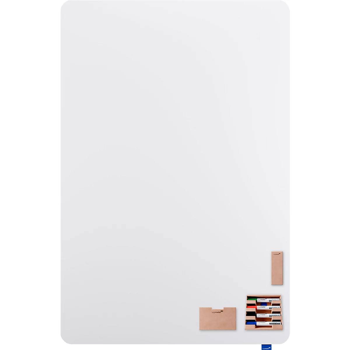 Grand tableau magnétique blanc avec des coins arrondis. Des plateaux pour stylos et accessoires sont fixés en bas à droite.