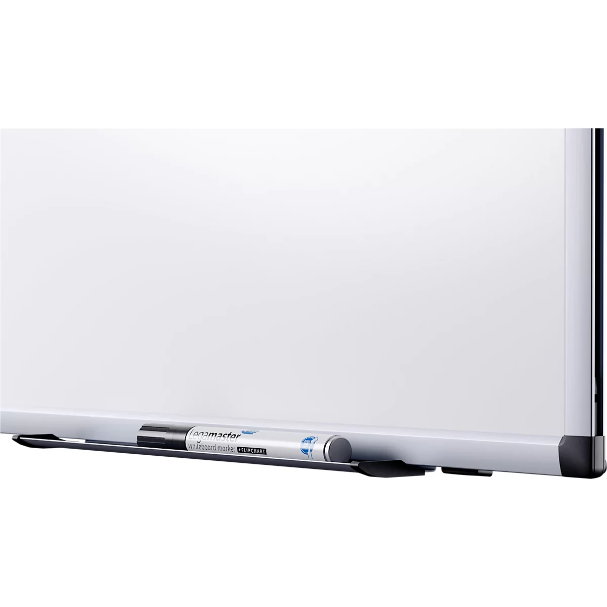 Gros plan sur un tableau blanc magnétique avec un stylo dans le support. Le tableau a un cadre argenté.