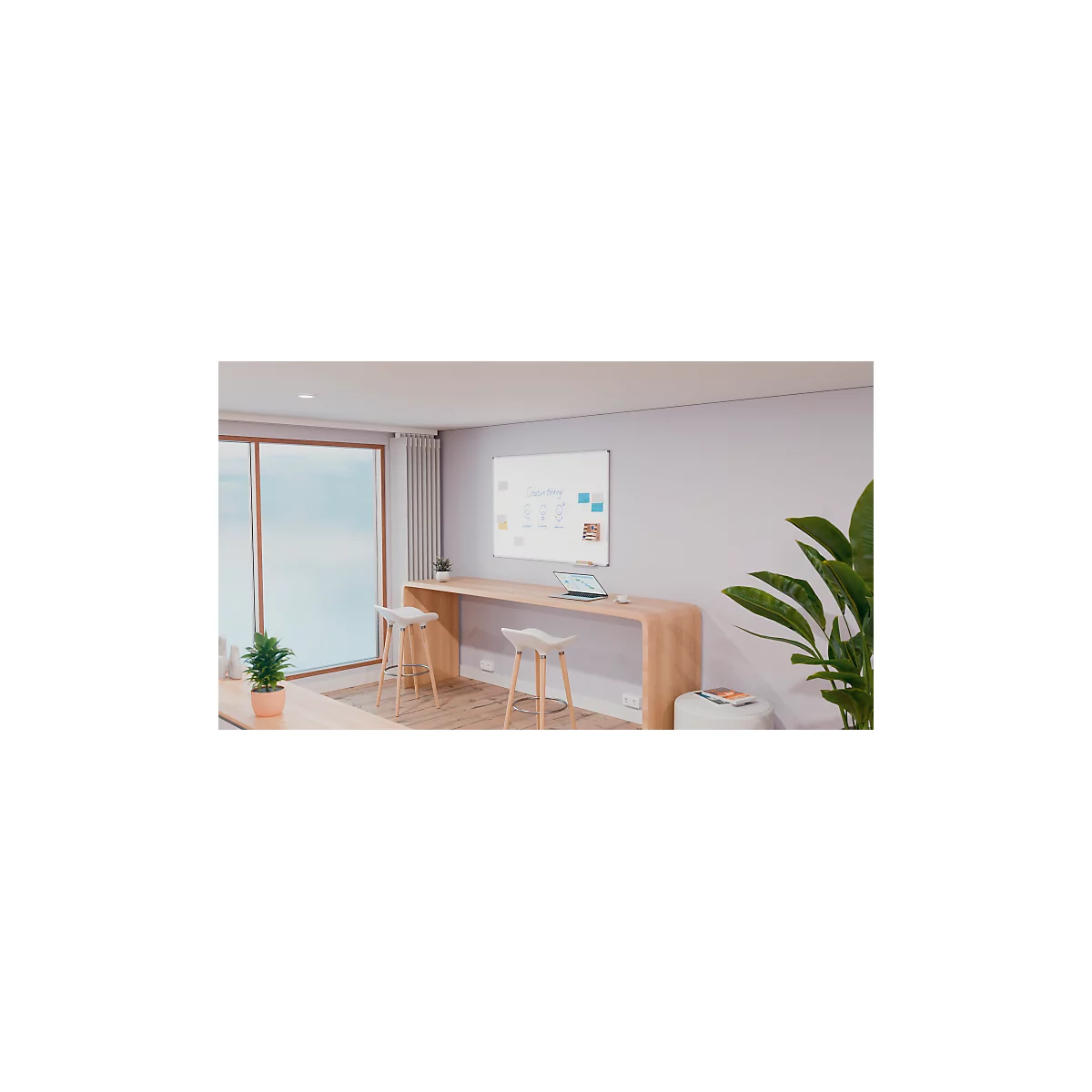 Bureau avec table de bar, chaises et tableau blanc. Un ordinateur portable est sur la table. Fenêtres en arrière-plan.