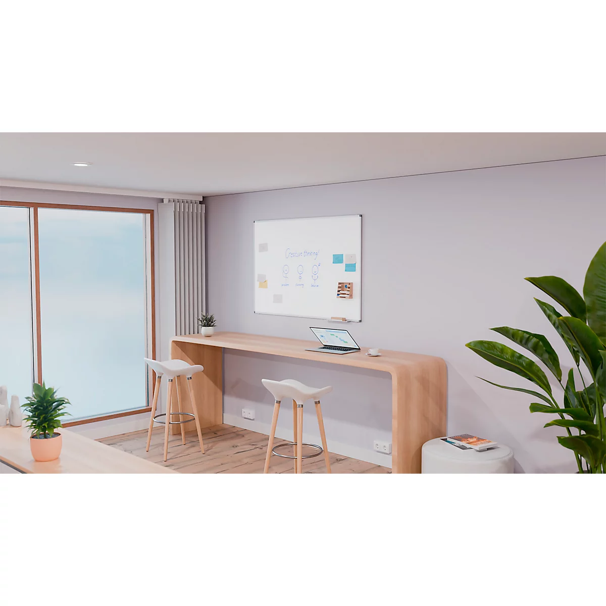 Bureau avec meubles en bois clair et un tableau blanc. Ordinateur portable sur la table, deux tabourets de bar devant. Plantes, lumière du jour.