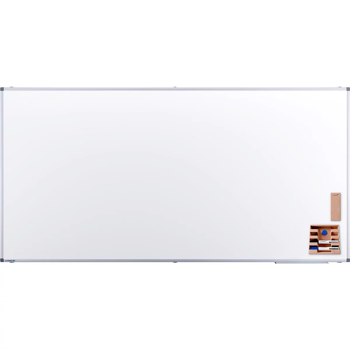 Grand tableau blanc avec un cadre argenté. Forme rectangulaire, aimants et marqueurs en bas à droite.