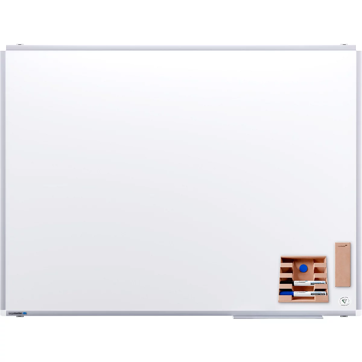 Grand tableau magnétique blanc avec cadre argenté. Dans le coin, un rangement pour stylos et éponge.