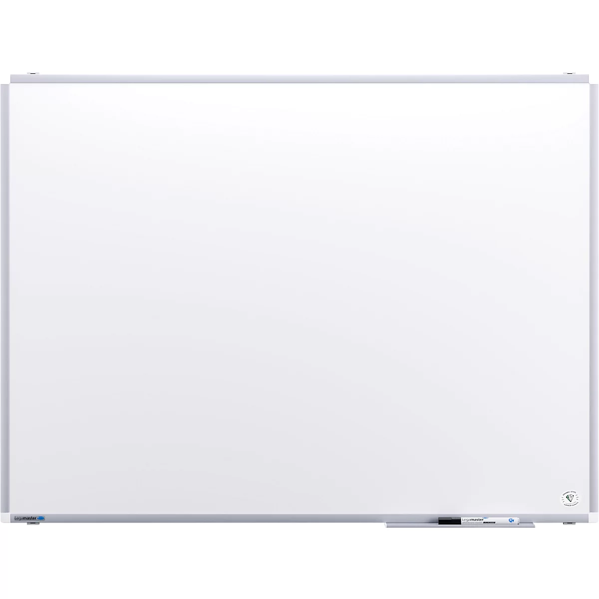Grand tableau magnétique blanc avec cadre argenté. Un porte-stylo en bas à droite.