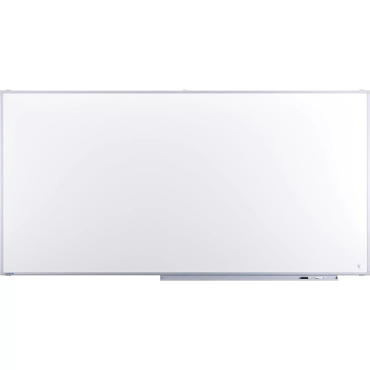 Grand tableau blanc rectangulaire avec un cadre argenté et un porte-stylos.