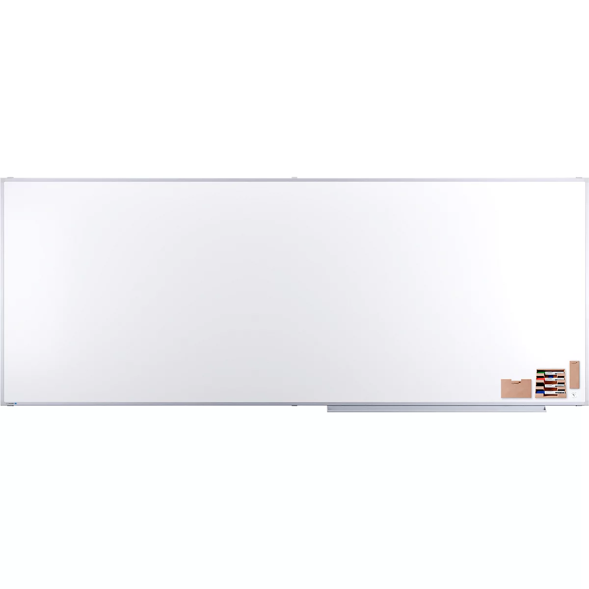 Grand tableau blanc rectangulaire avec un cadre gris clair. Quelques marqueurs et une éponge se trouvent dans le coin inférieur droit.