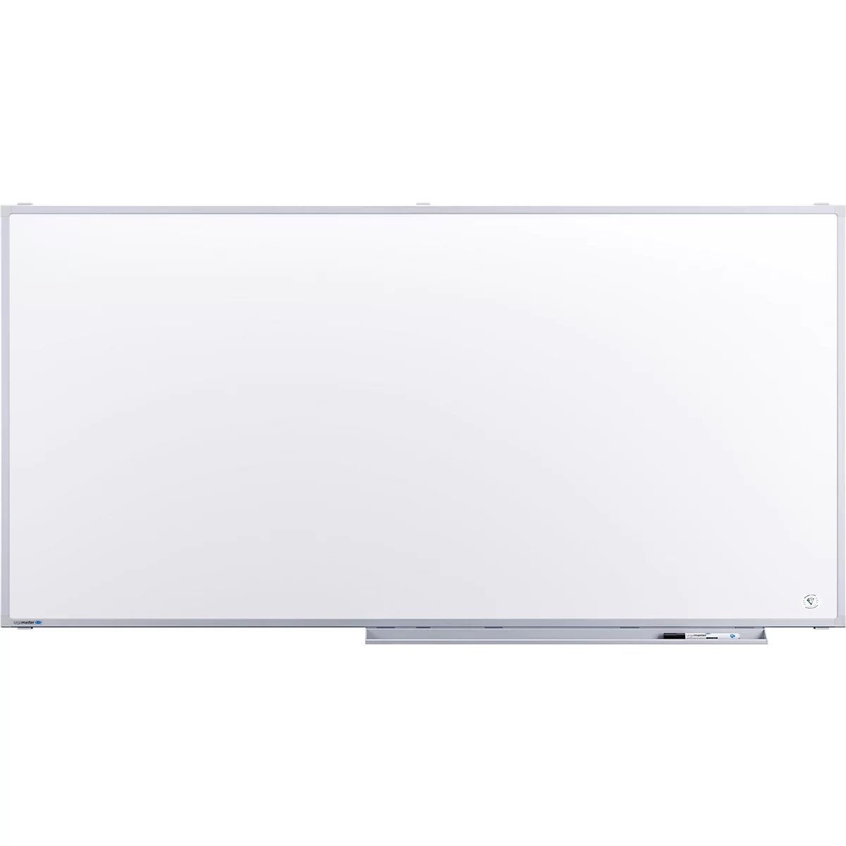 Grand tableau blanc avec un cadre argenté. Une étagère pour stylos en bas, un petit logo à droite.