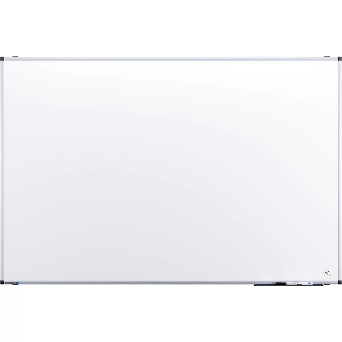 Grand tableau blanc vide avec cadre argenté. Des stylos sont en bas à droite.
