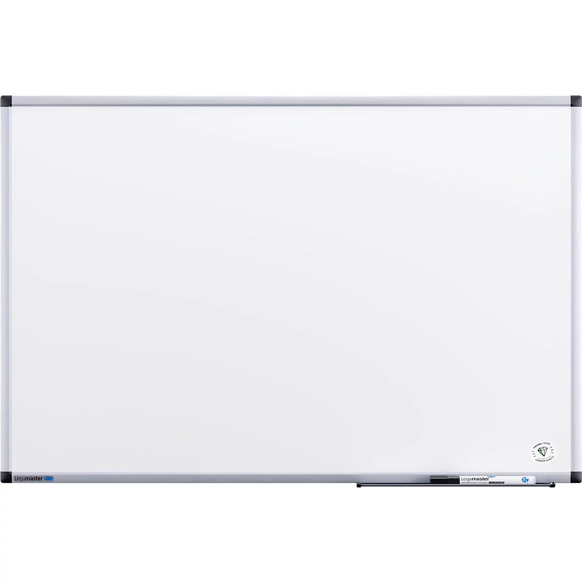 Grand tableau blanc rectangulaire avec un cadre argenté. Un logo en bas à droite, en dessous un porte-stylos avec des stylos.