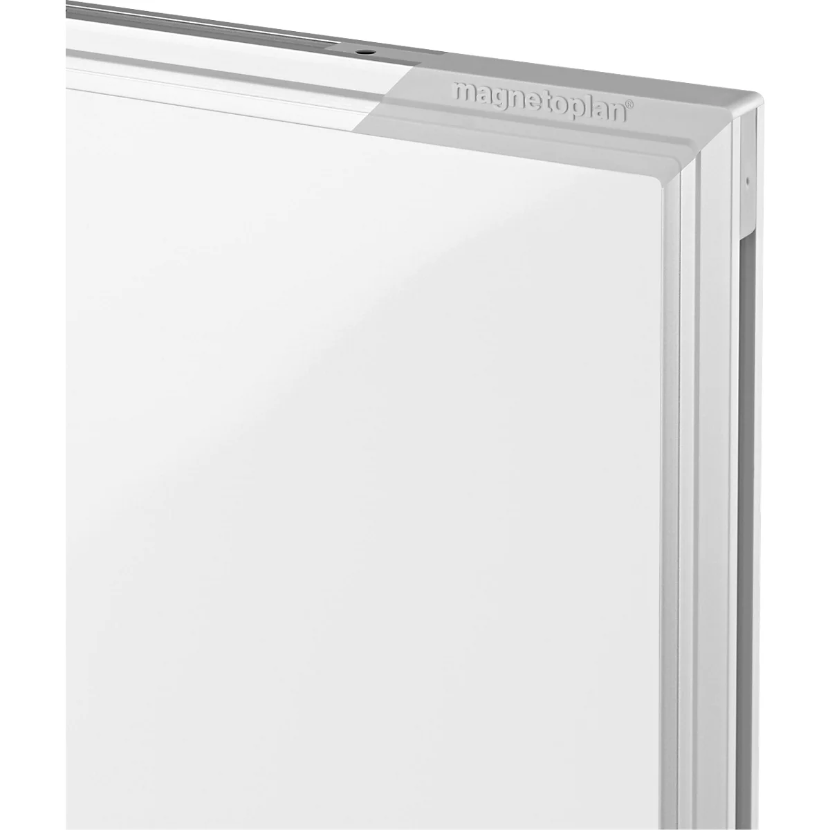 Gros plan sur un coin de tableau blanc avec le nom de marque magnetoplan subtilement embossé.