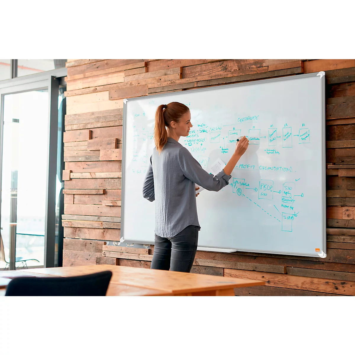 Tableau blanc Nobo Premium Plus, magnétique, avec bac de rangement, L 1500 x H 1000 mm, émaillé, blanc, marqueur pour tableau inclus