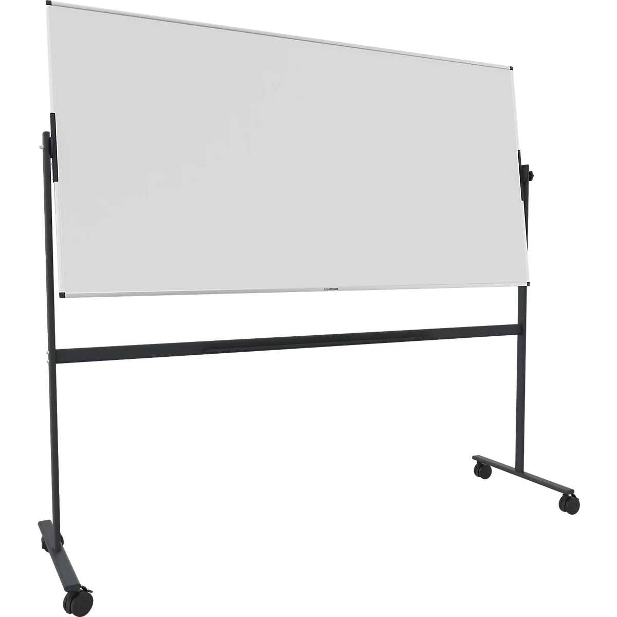 Un tableau blanc inclinable sur un support noir roulant.