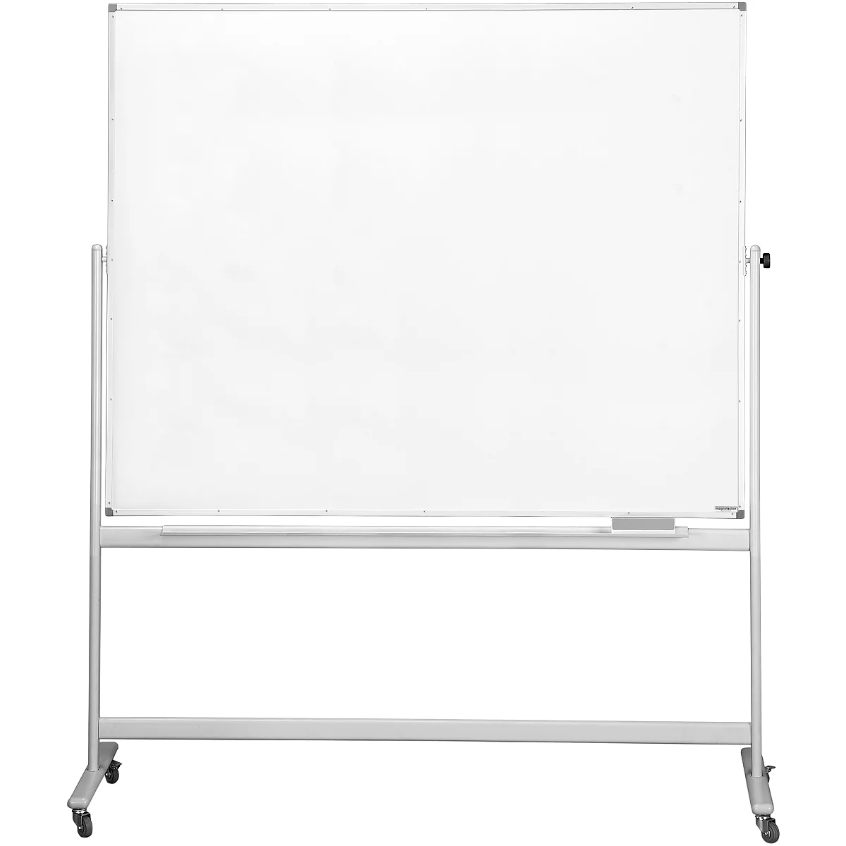Tableau blanc blanc, autoportant, sur un cadre argenté avec des roues. En bas, il y a un porte-éponge avec une éponge.