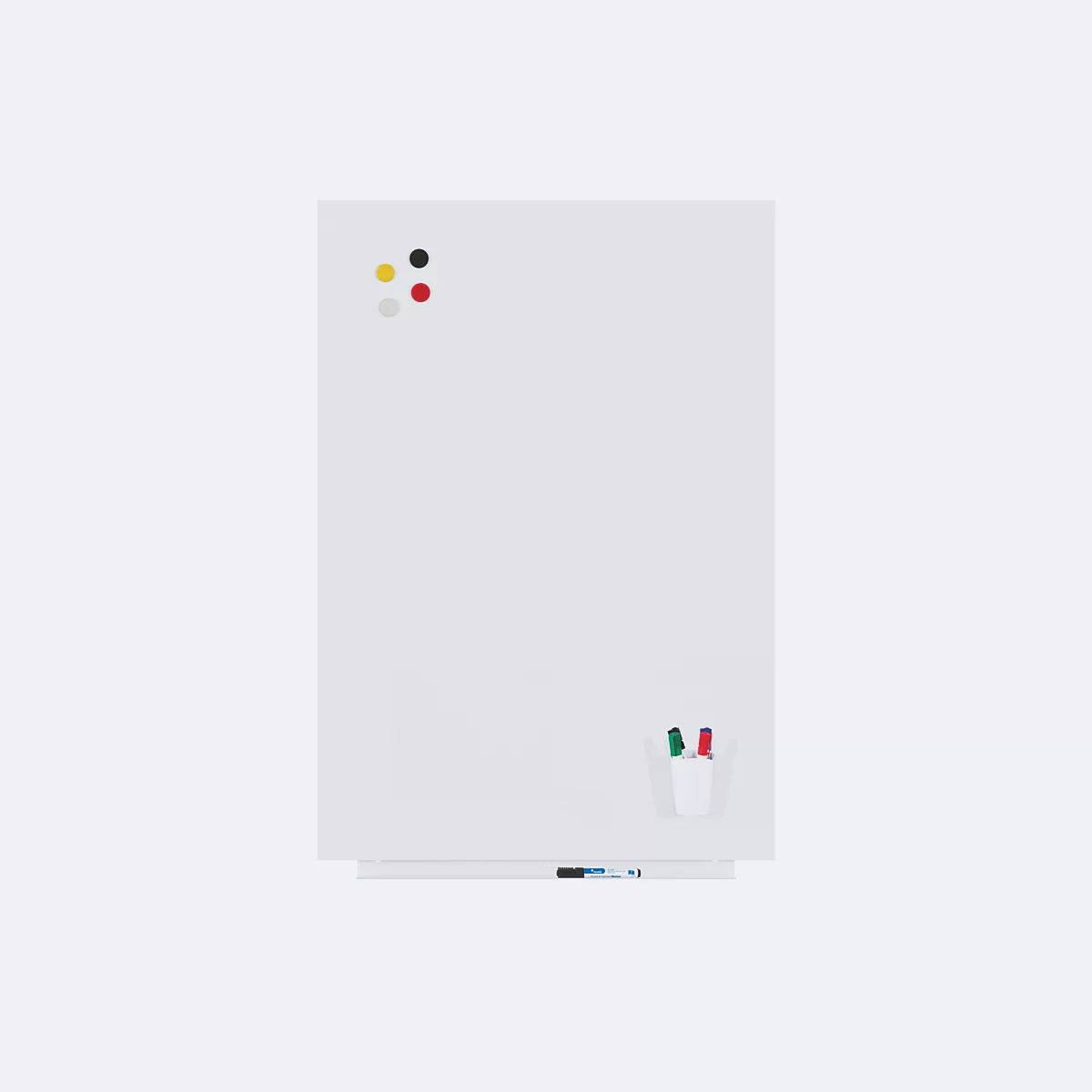 Tableau blanc avec aimants colorés, stylos et porte-stylos.