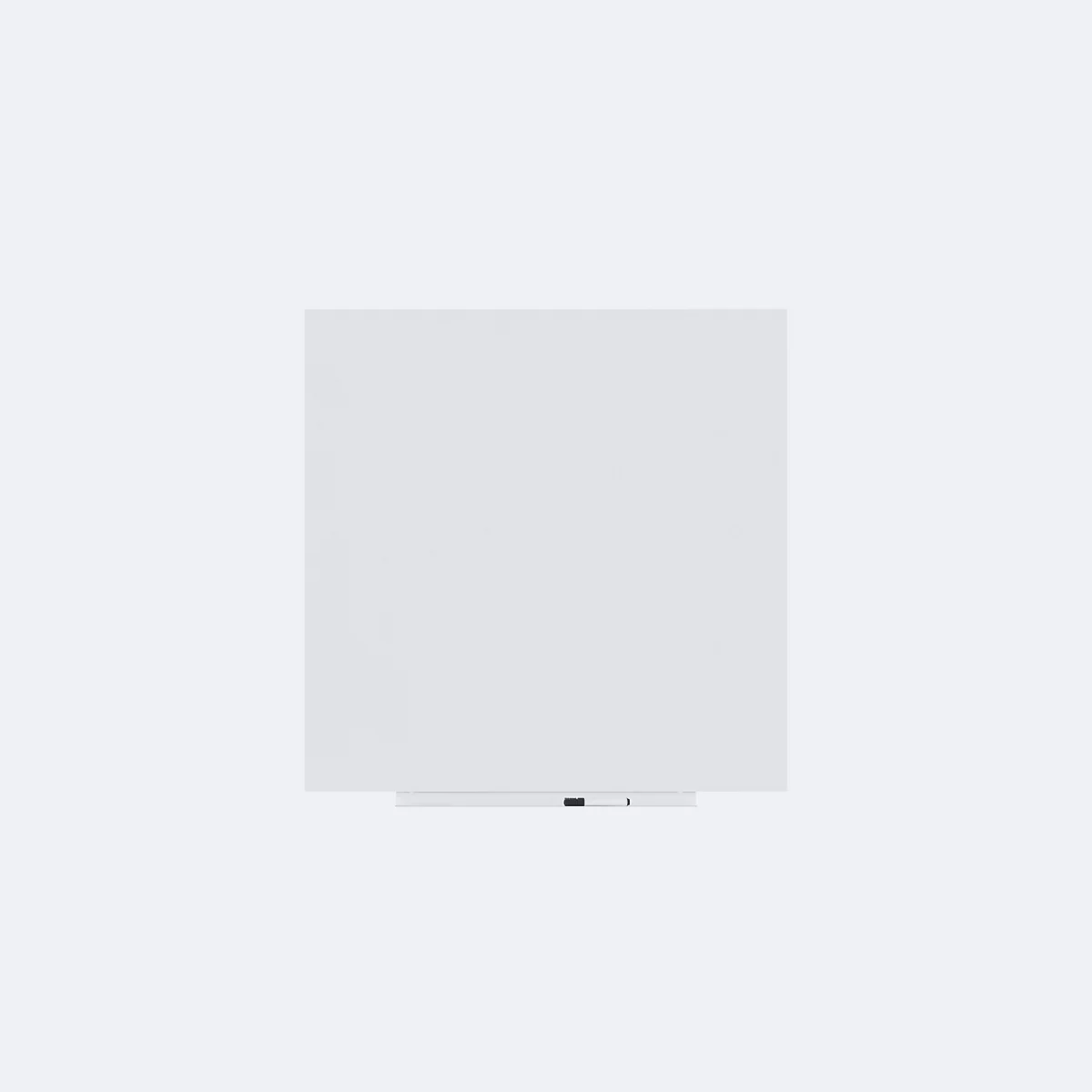 Grand tableau blanc avec porte-stylo et stylo sur fond clair.