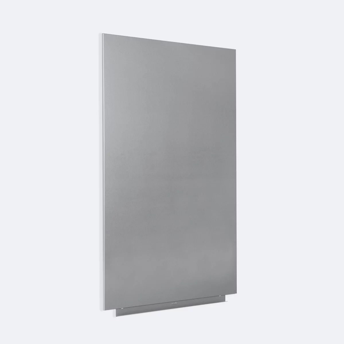 Plaque métallique rectangulaire grise sur fond clair. Une approche étroite en bas.