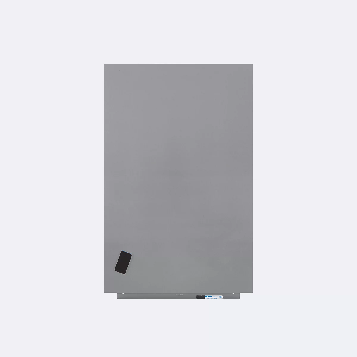 Tableau de verre magnétique gris. En bas, un porte-stylos. Un aimant noir est fixé au tableau.