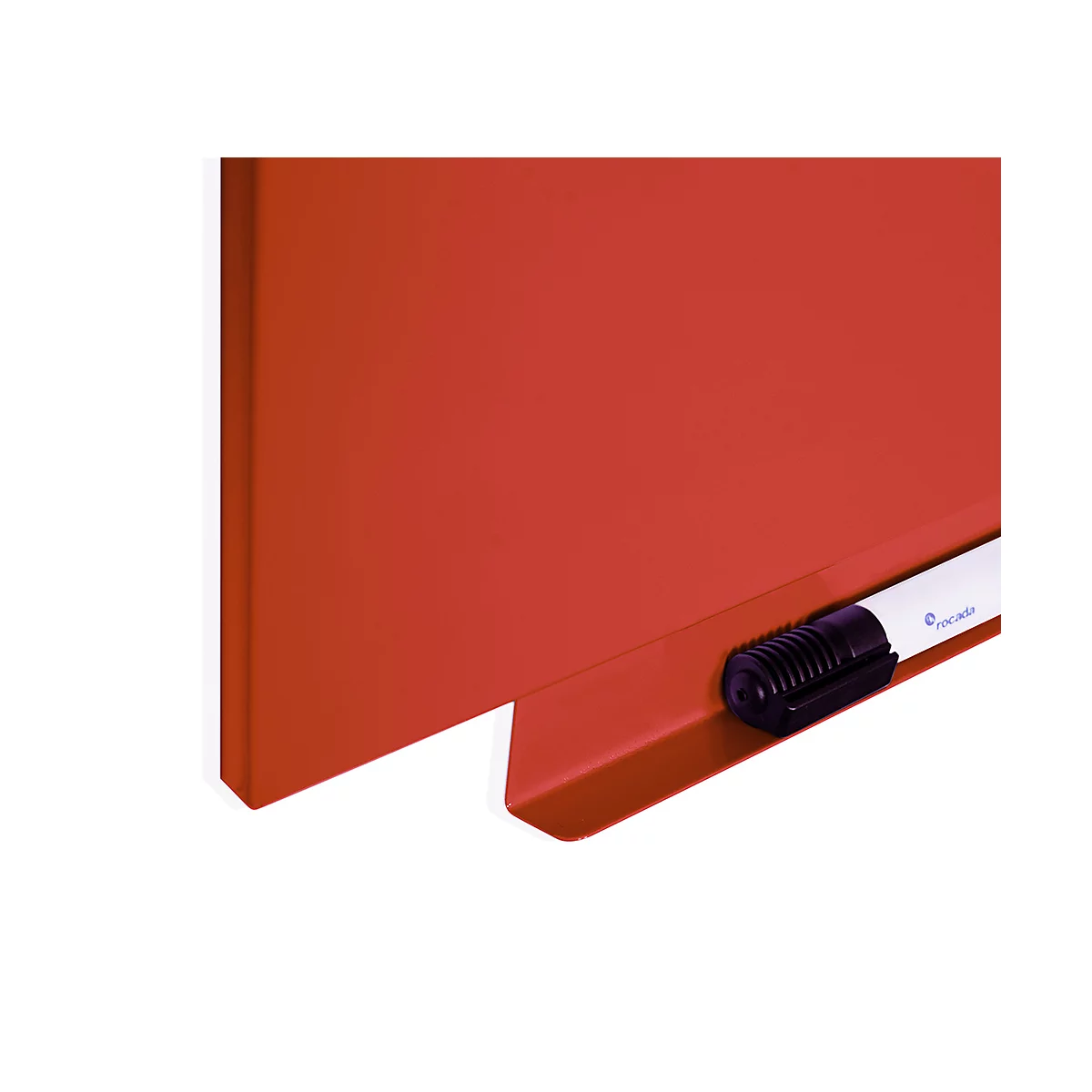 Gros plan d'un tableau rouge avec un porte-stylo. Un marqueur blanc à pointe noire est prêt.