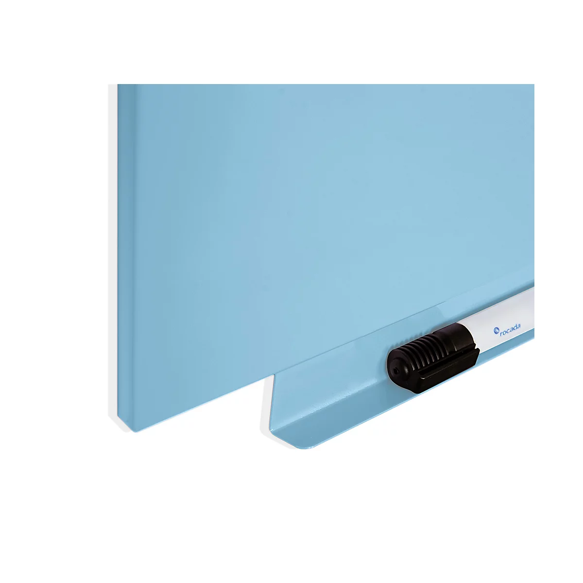 Panneau rectangulaire bleu clair, monté légèrement de biais sur le mur. Deux petits trous en bas.