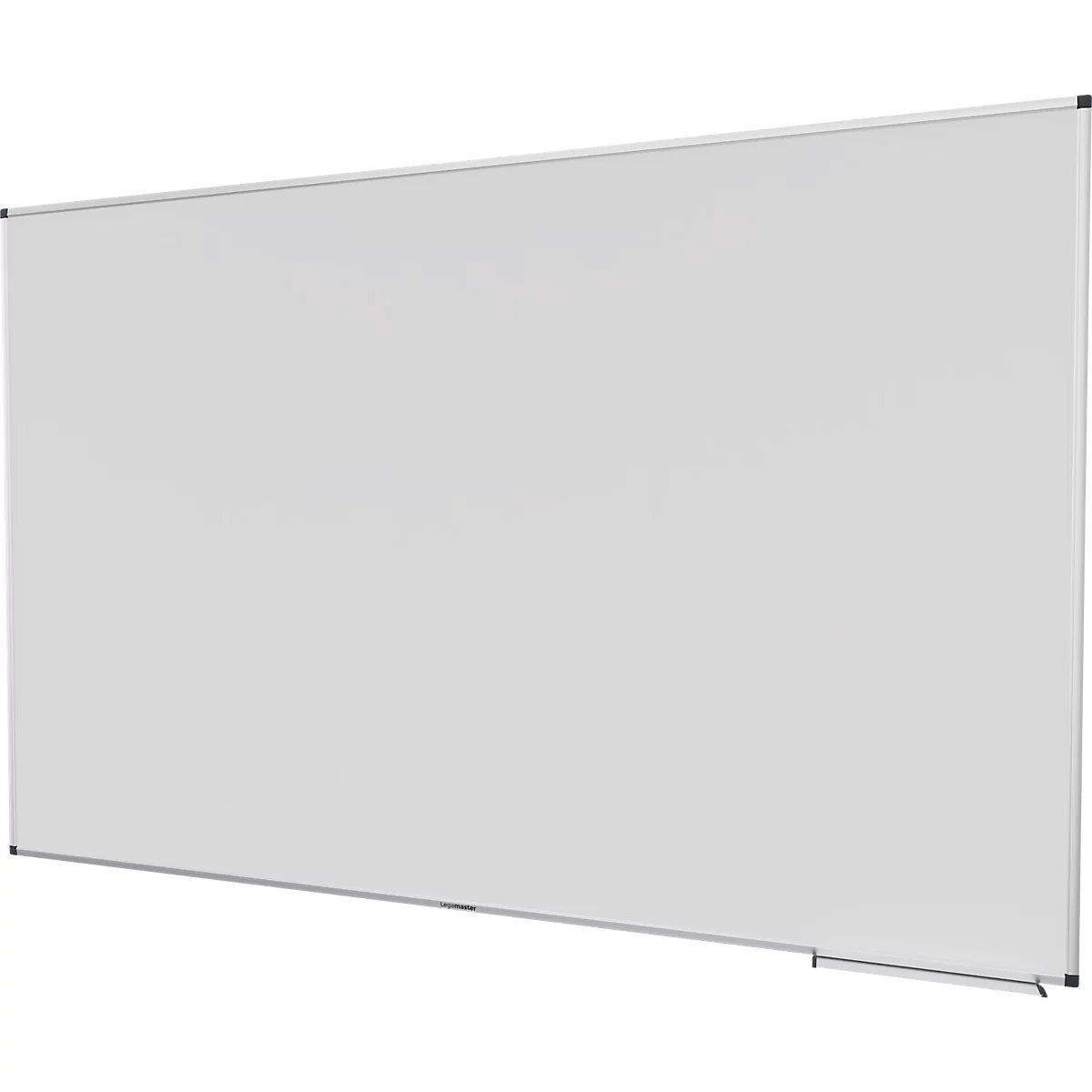 Grand tableau blanc avec cadre argenté et porte-stylos.