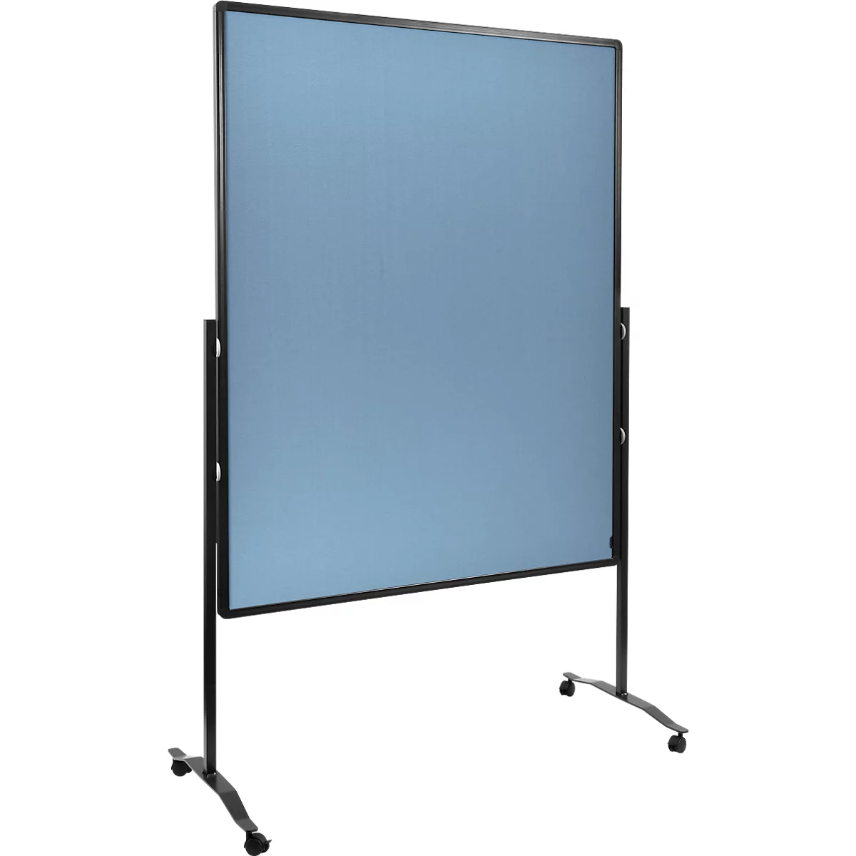 Tableau d'affichage mobile avec surface en feutre bleu clair dans un cadre noir sur un support métallique à roulettes.
