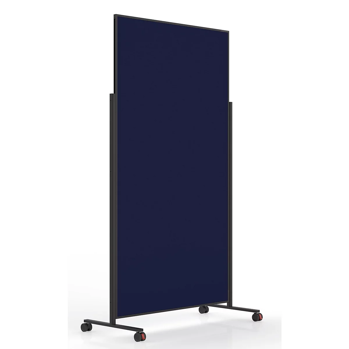 Cloison mobile avec revêtement en tissu bleu foncé et cadre en métal noir sur roulettes sur fond blanc.